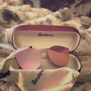 The sunglasses of the moment!!